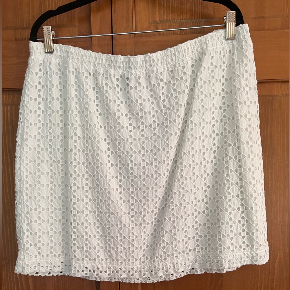 Bright white summer pull on stretch waist skirt with crochet/lace overlay